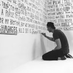 мужчина пишет на стене